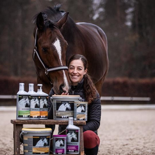 Equistro Produktpalette vor Reiterin mit Pferd